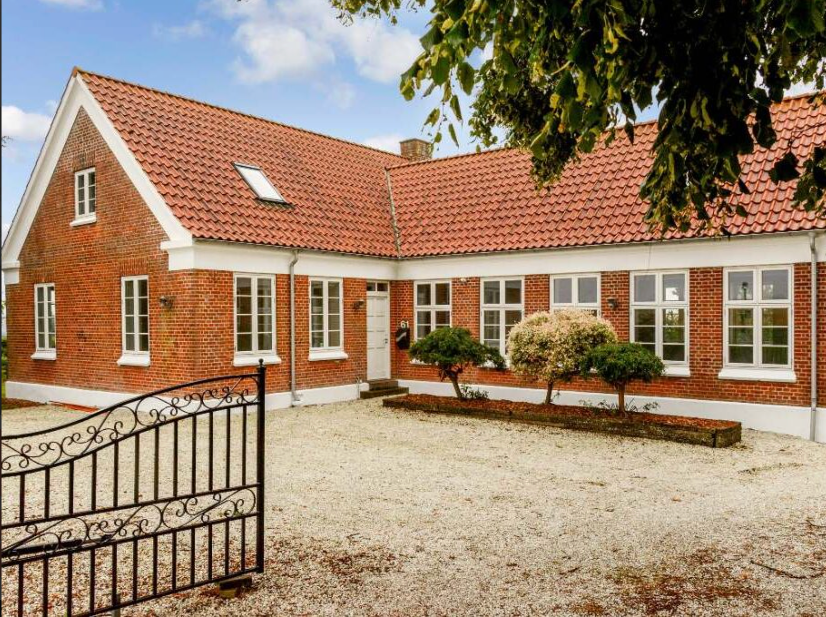Huset Stjernestøvs rødstenshus og indgangsparti
